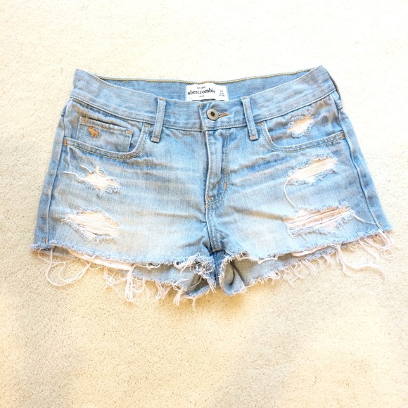 Lightwash distressed denim shorts - Picture 1 of 4