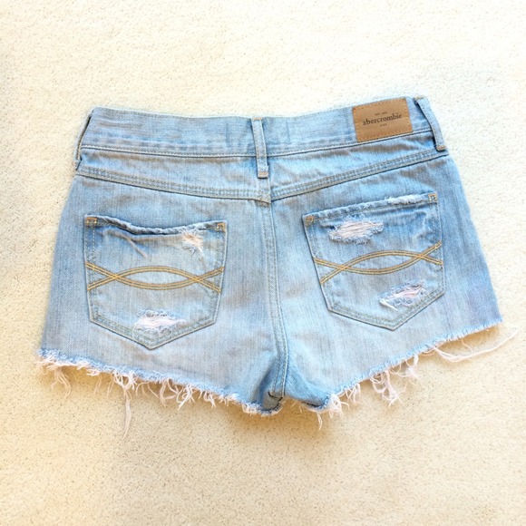 Lightwash distressed denim shorts - Picture 2 of 4