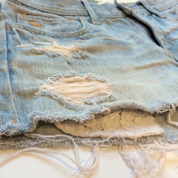 Lightwash distressed denim shorts - Picture 3 of 4