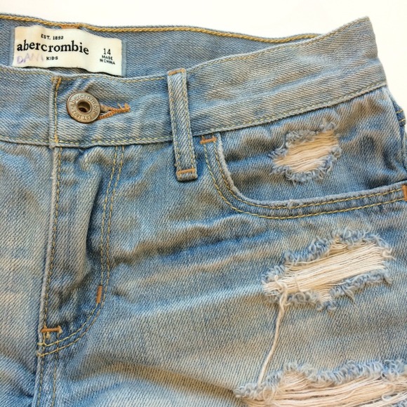 Lightwash distressed denim shorts - Picture 4 of 4