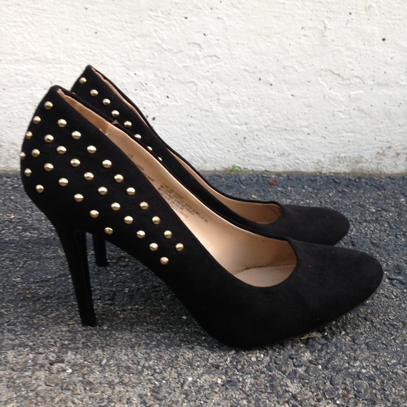 ⭐️Faux suede heels w/gold stud detail - Picture 2 of 4