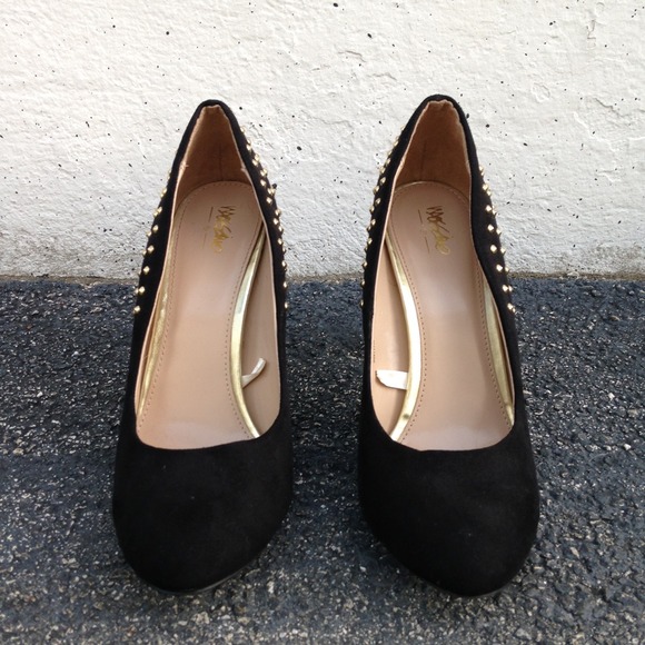 ⭐️Faux suede heels w/gold stud detail - Picture 3 of 4