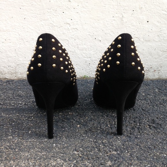 ⭐️Faux suede heels w/gold stud detail - Picture 4 of 4