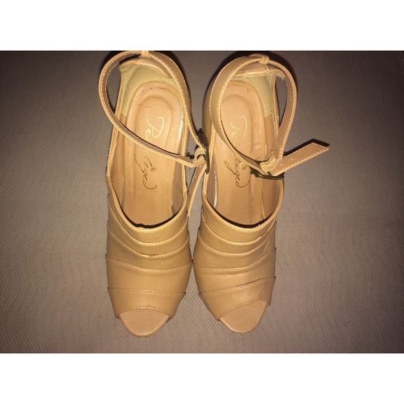 PRIVILEGED HEEL LESS PLATFORM