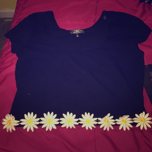 Black with white flowers crop top - Picture 1 of 2
