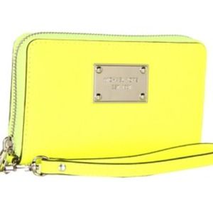 michael kors wristlet iphone 5