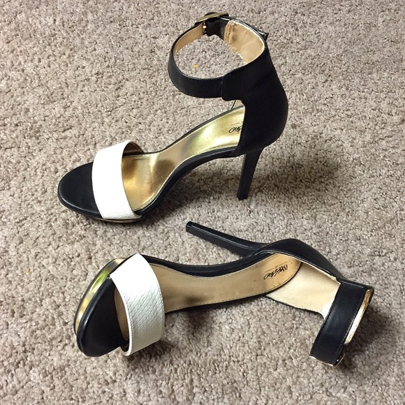 Mossimo gold/blk heels