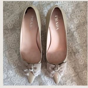 PRADA patent leather nude heels with point toe