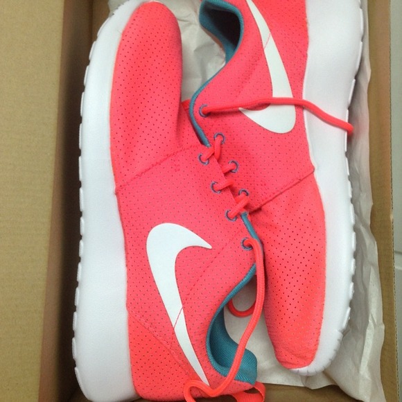 Brand new roshe (sold) - Picture 2 of 2