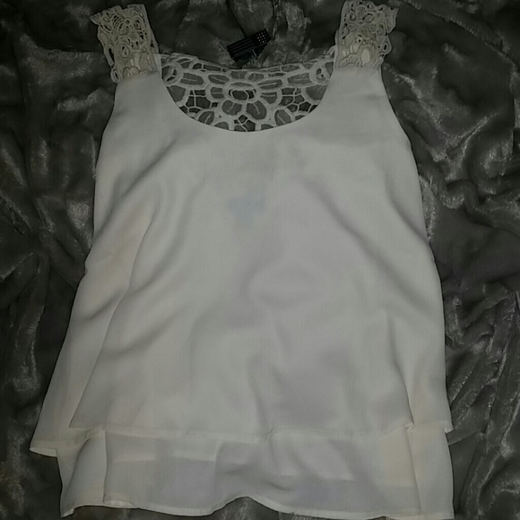 **GorgeOuSs LayeReD EmbrOidereD Top**