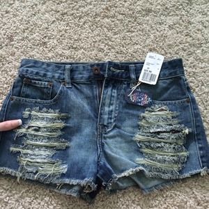 Distressed highwaisted shorts