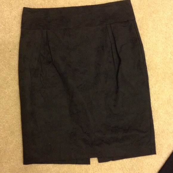 Rose detail pleated pencil skirt NWOT