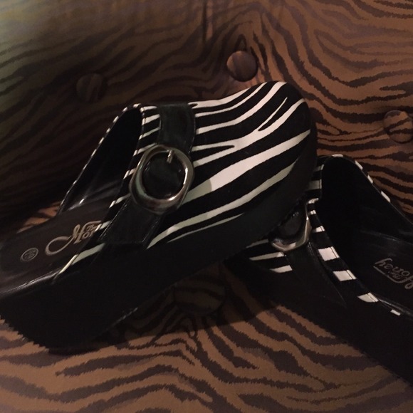 WILD ZEBRA...TOO CUTE AND COMPFY!!! SLIP ON'S. - Picture 2 of 4