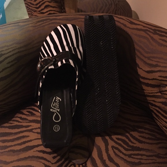 WILD ZEBRA...TOO CUTE AND COMPFY!!! SLIP ON'S. - Picture 3 of 4