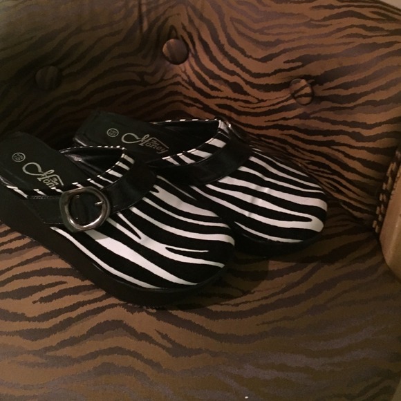 WILD ZEBRA...TOO CUTE AND COMPFY!!! SLIP ON'S. - Picture 4 of 4