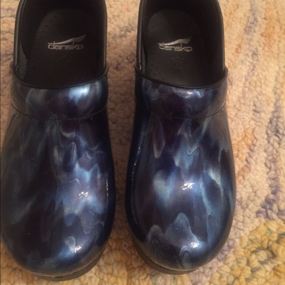 Dansko size 38/ 8. Like new. Clogs marbled Blue.
