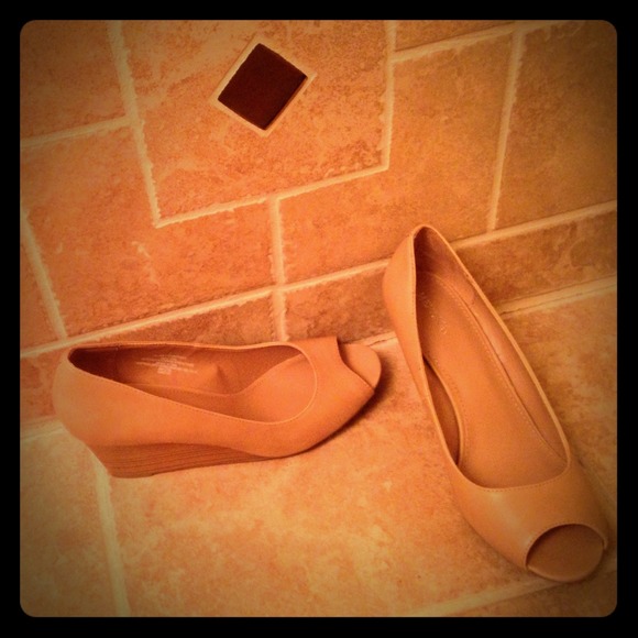 Tan wedge peep toe shoe