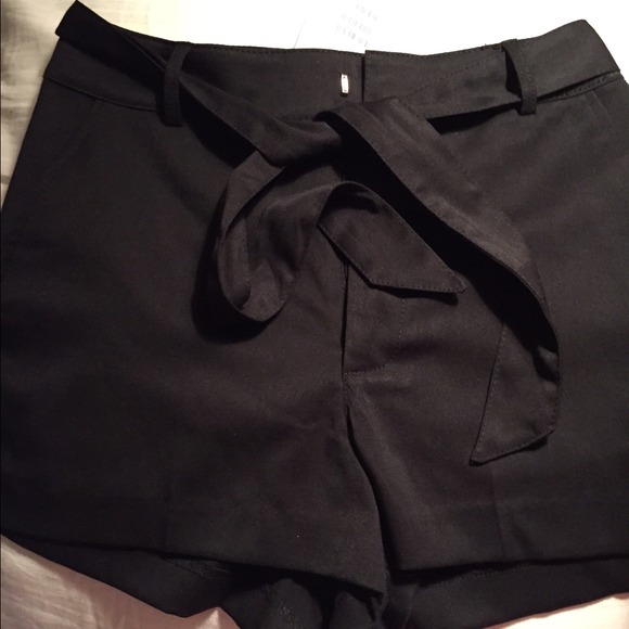 H&M dressy shorts with tie. NWT. Super flattering!