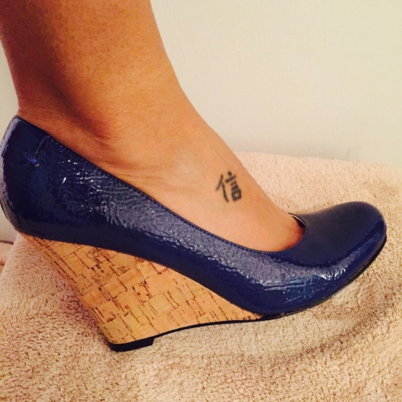 Gorgeous navy patent wedges