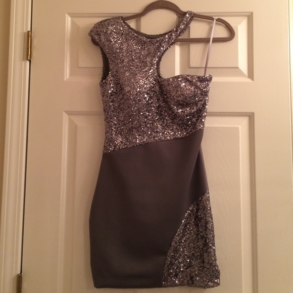 🎉🎉 HOST PIC 🎉🎉 Arden B. cutout shoulder dress!