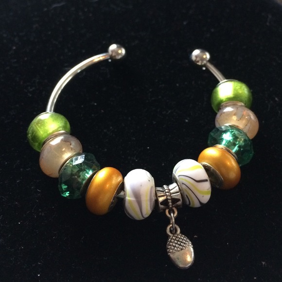 Crystal Iris Design Bracelet. NWT