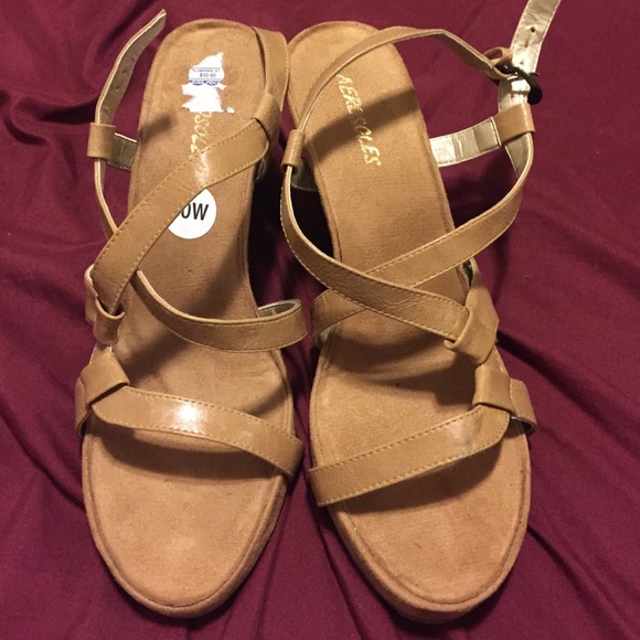 Wedge sandals in beige - Picture 1 of 4