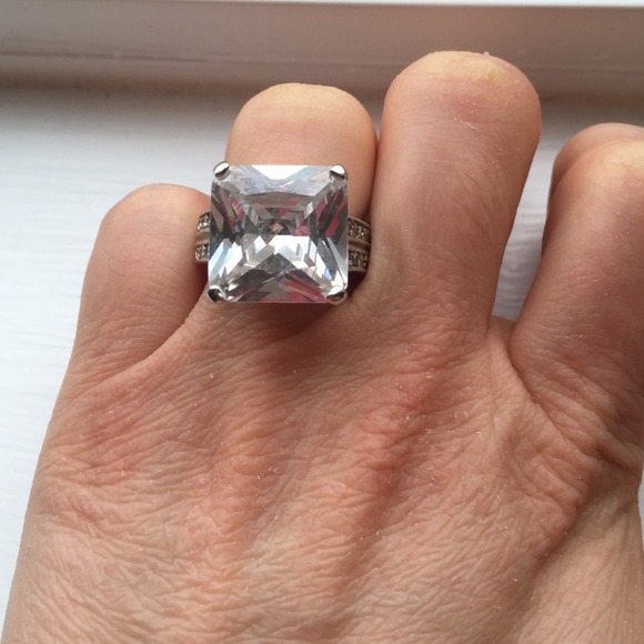 Beautiful Costume Ring W/Large Stone