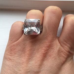 Beautiful Costume Ring W/Large Stone