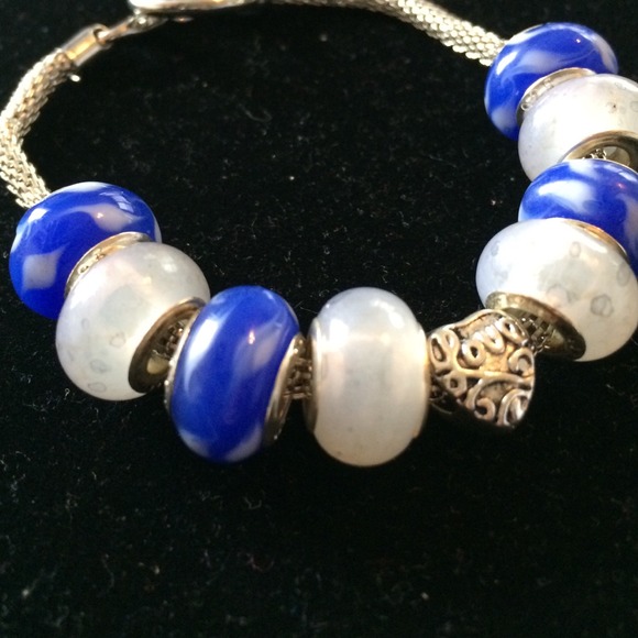 Crystal Iris Design Bracelet. NWT - Picture 2 of 2