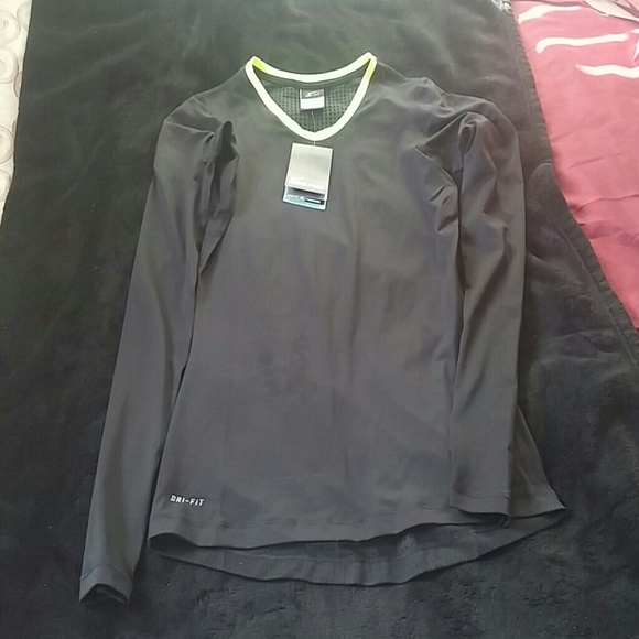 ❌❌ SOLD ON ♏️❌❌Nwt dri fit shirt