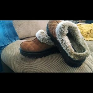 Suede Skechers slip on mule clog faux fur.