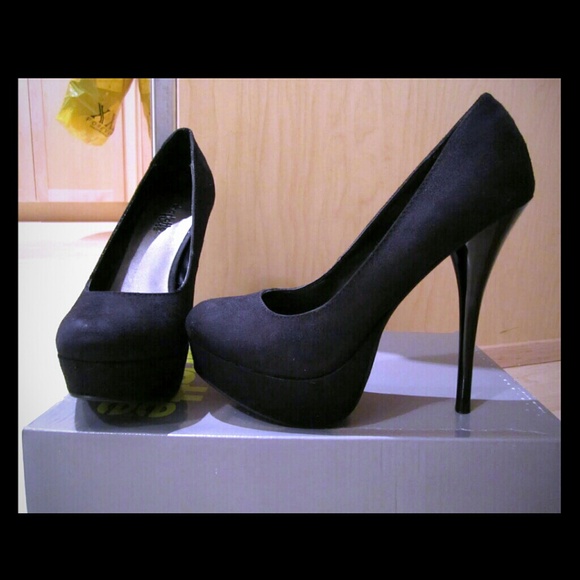 NWOT plain black pumps