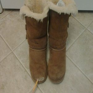 Preowned used as is uggs boots kids size 3