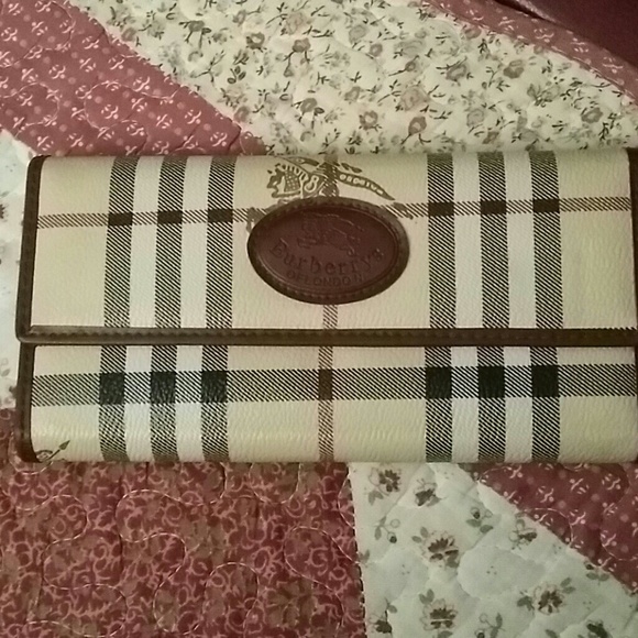 Burberry button wallet with check slot