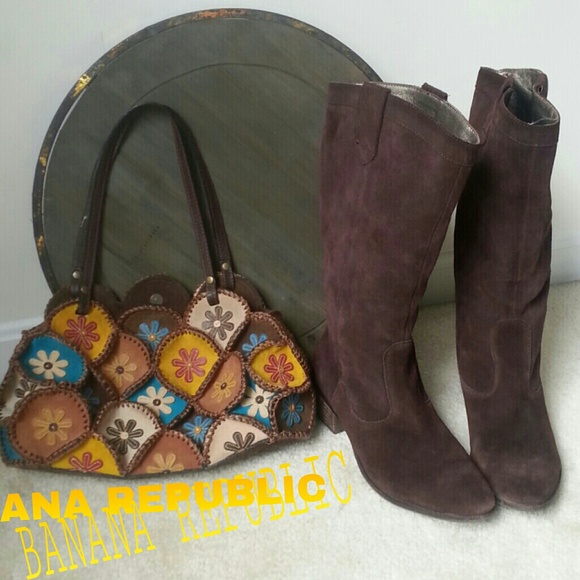 SOLD IN BUNDLE!!#Banana Republic brown suede boot!