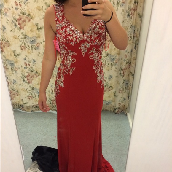 LOOKING FOR RED HOMECOMING/PROM DRESS - Picture 2 of 3