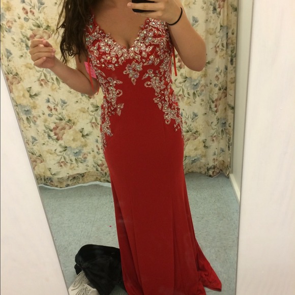 LOOKING FOR RED HOMECOMING/PROM DRESS - Picture 3 of 3