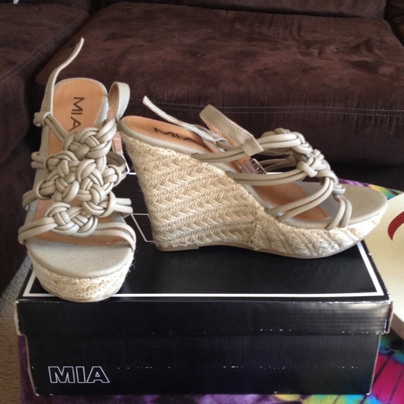 MIA Brown Love Knot Wedges