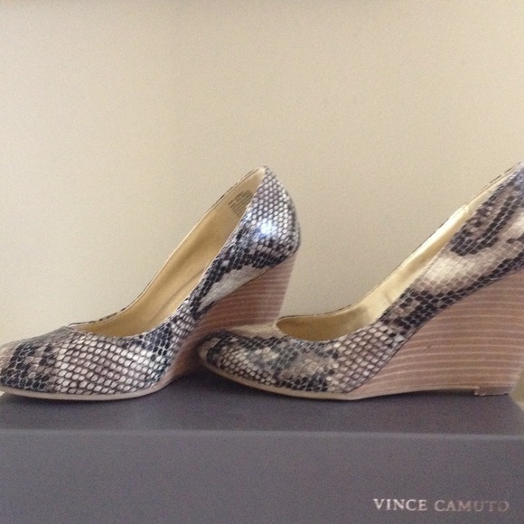 Kenneth Cole reaction wedge heel