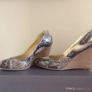 Kenneth Cole reaction wedge heel