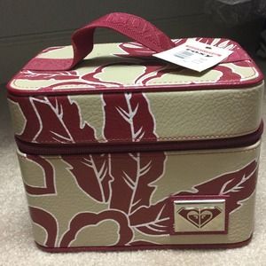 NWT Roxy Cosmetic Case