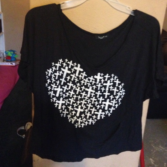 Black heart & cross batwing top! 🎀