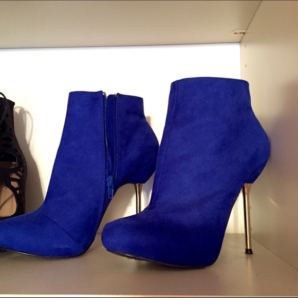 SOLD‼️Blue suede booties