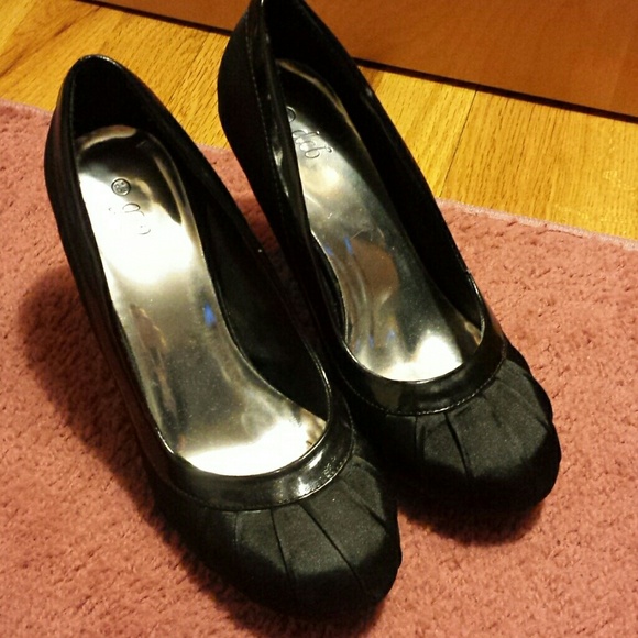 Black heels - Picture 2 of 3