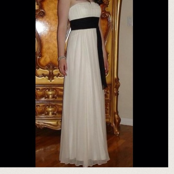 BCBG MAXAZRIA white chiffon gown with black belt