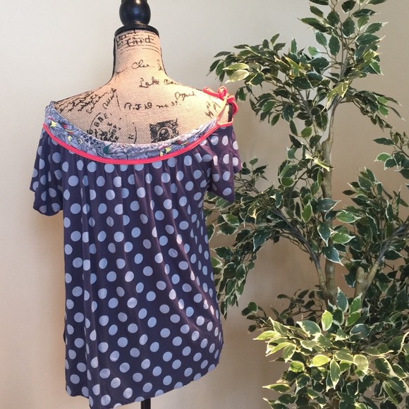 Cute polka dot top! - Picture 3 of 4