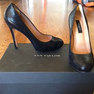 -SOLD- Like New Ann Taylor Platform Pumps
