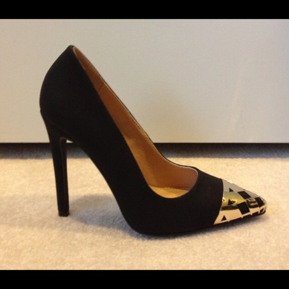 Cap toe pointy heels,