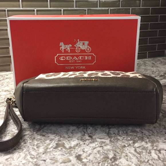 Coach wristlet chestnut Madison ocelot jacquard. - Picture 2 of 4