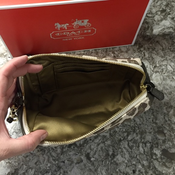 Coach wristlet chestnut Madison ocelot jacquard. - Picture 3 of 4